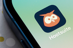 photo of a Hootsuite app icon on a smartphone