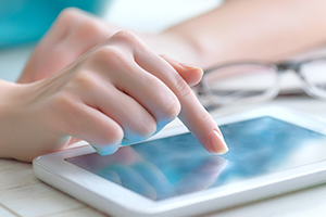 apple-opt-in photo of a person tapping a smartphone screen